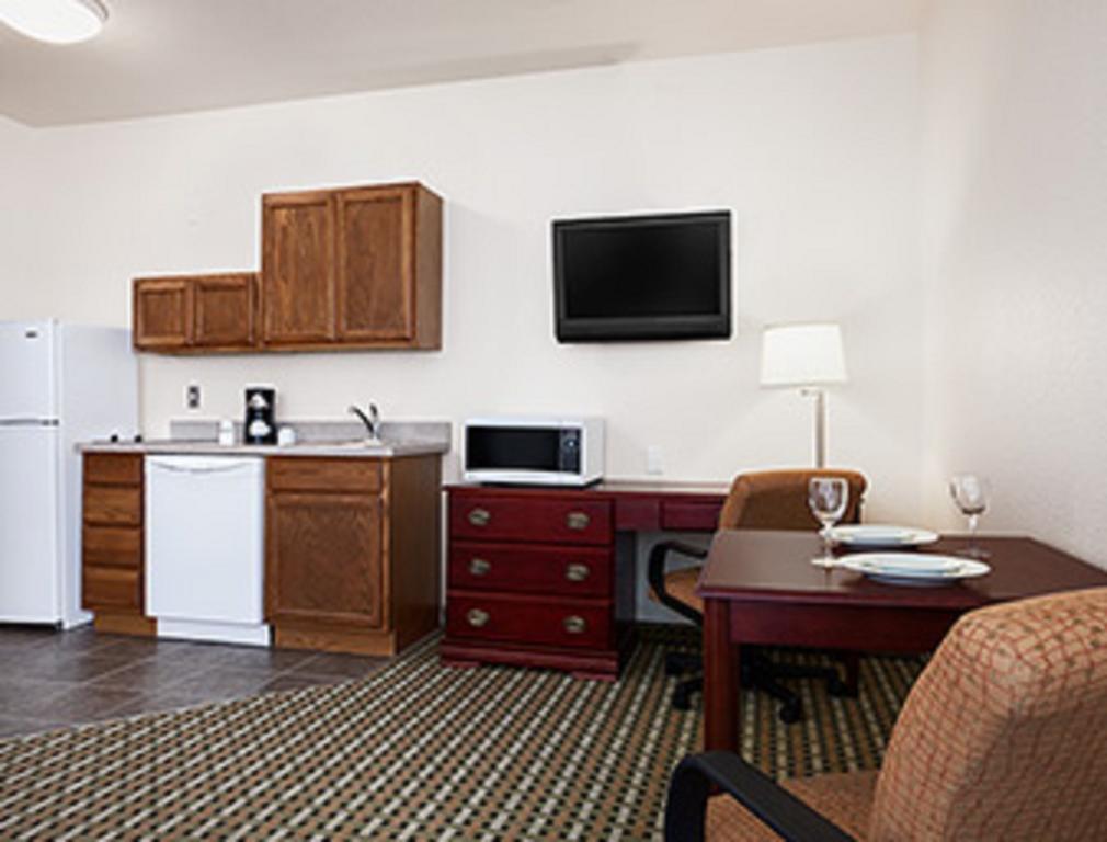 Days Inn & Suites By Wyndham Columbus Ne Exterior foto