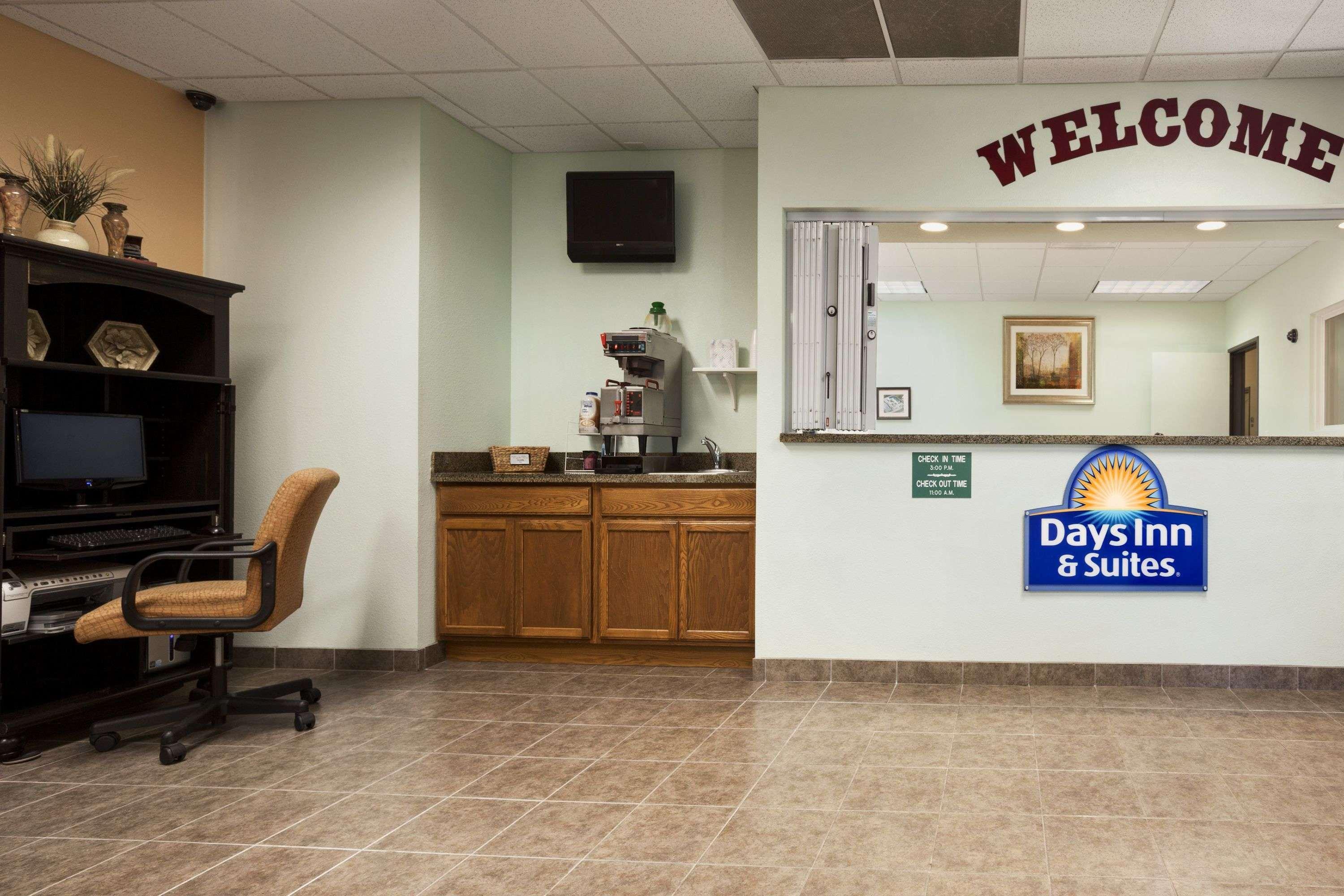 Days Inn & Suites By Wyndham Columbus Ne Exterior foto