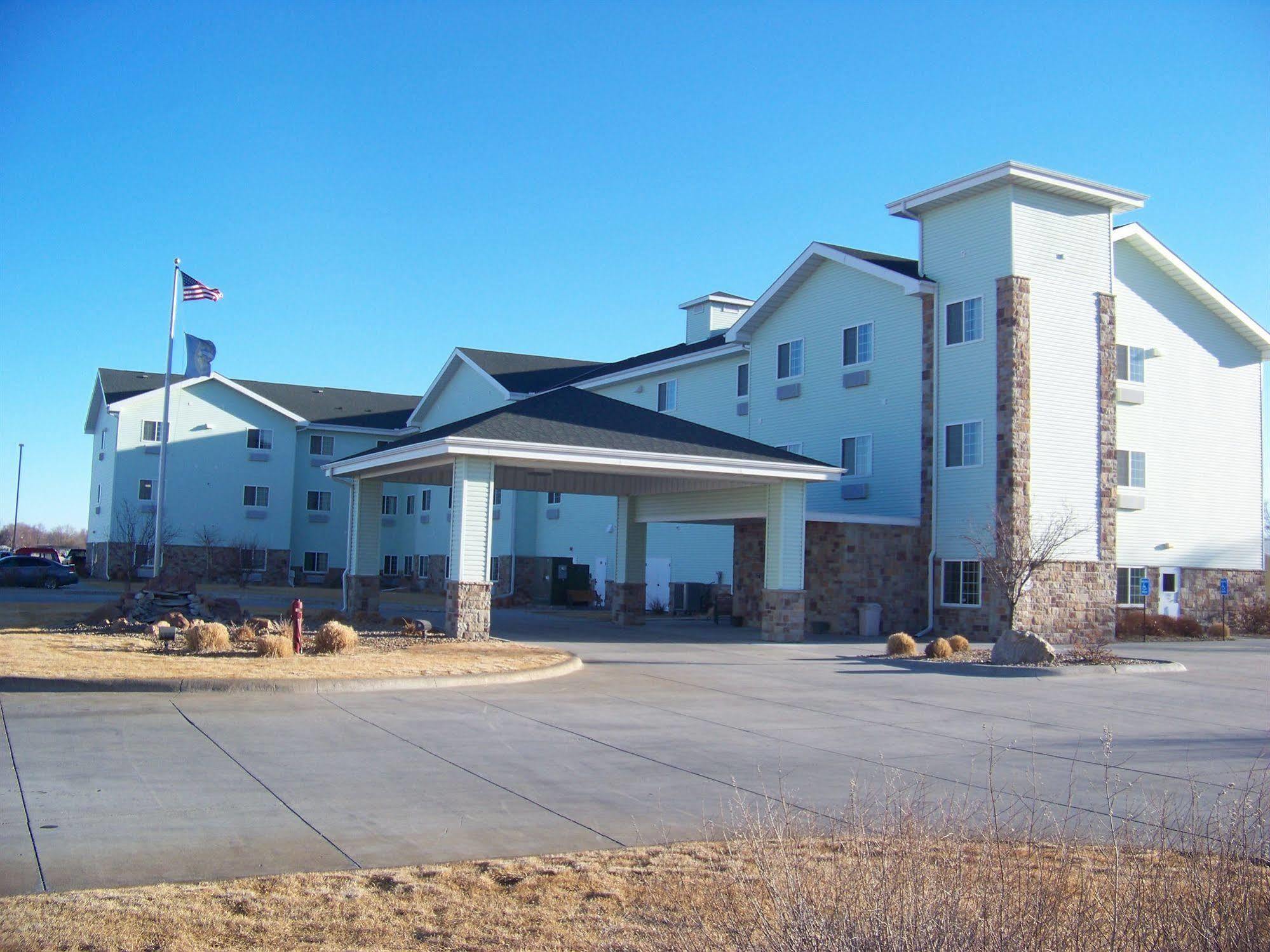 Days Inn & Suites By Wyndham Columbus Ne Exterior foto